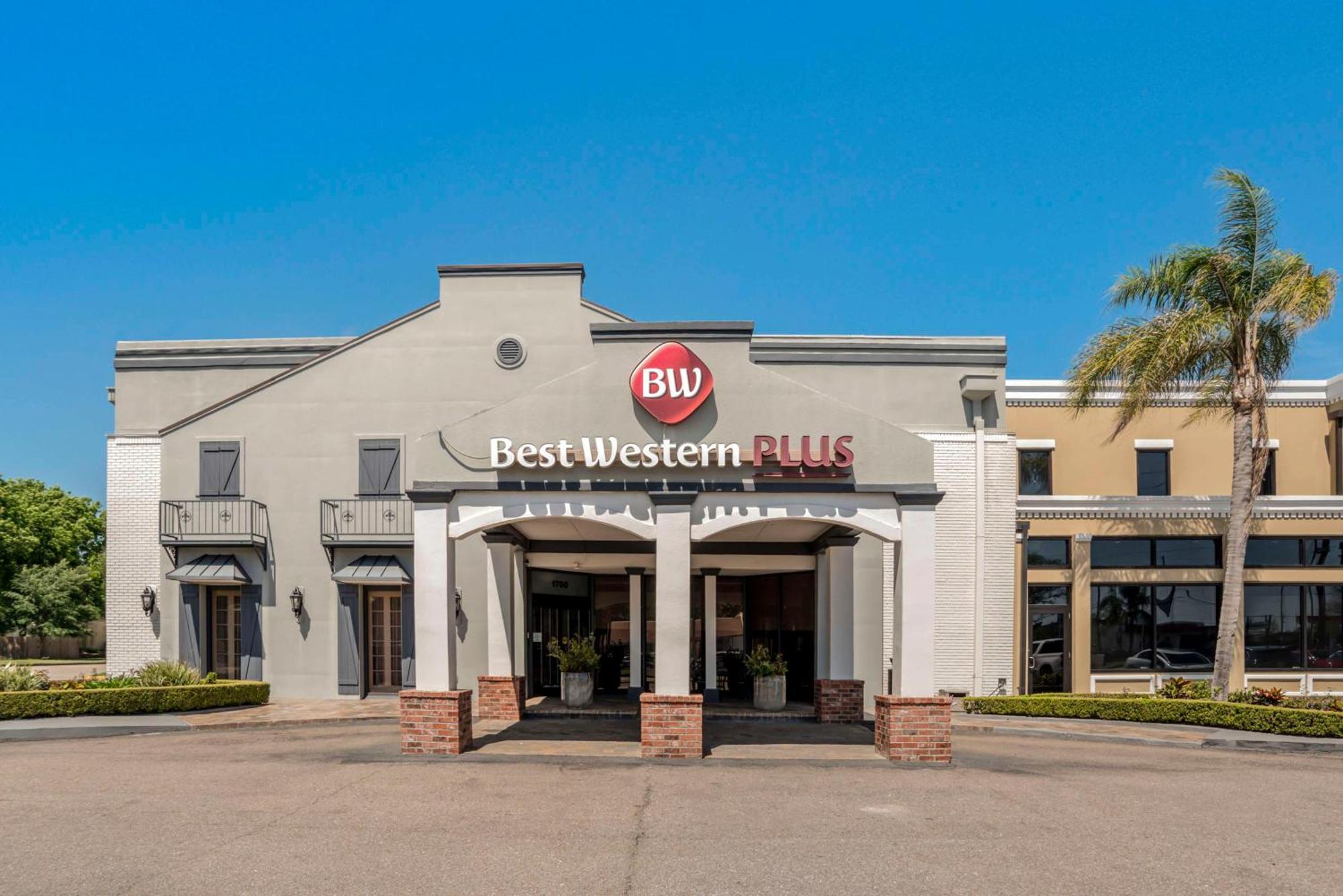 Best Western Plus Westbank Hotel Harvey Exterior photo